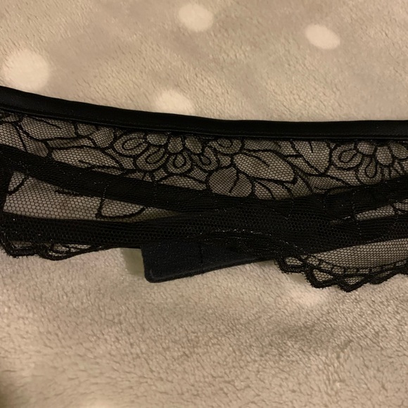 Victoria’s Secret delicate garter belt - Picture 4 of 4